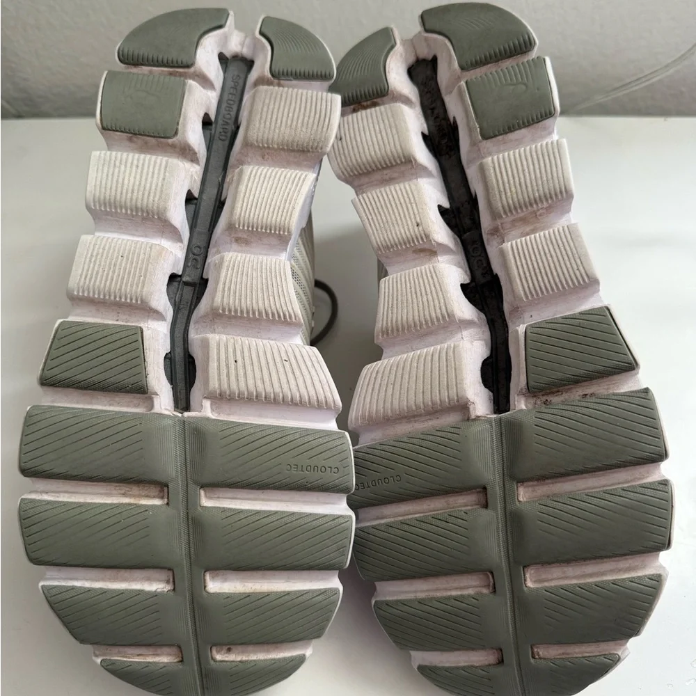 On Running women size 10
Gray Athletic Shoes - Picture 8 of 9